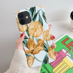 Mocaa iPhone 12 (Pro) Pretty Flower Case